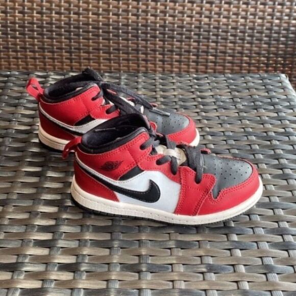 Nike  Air Jordan mids 1 kids size 10C - Picture 1 of 5